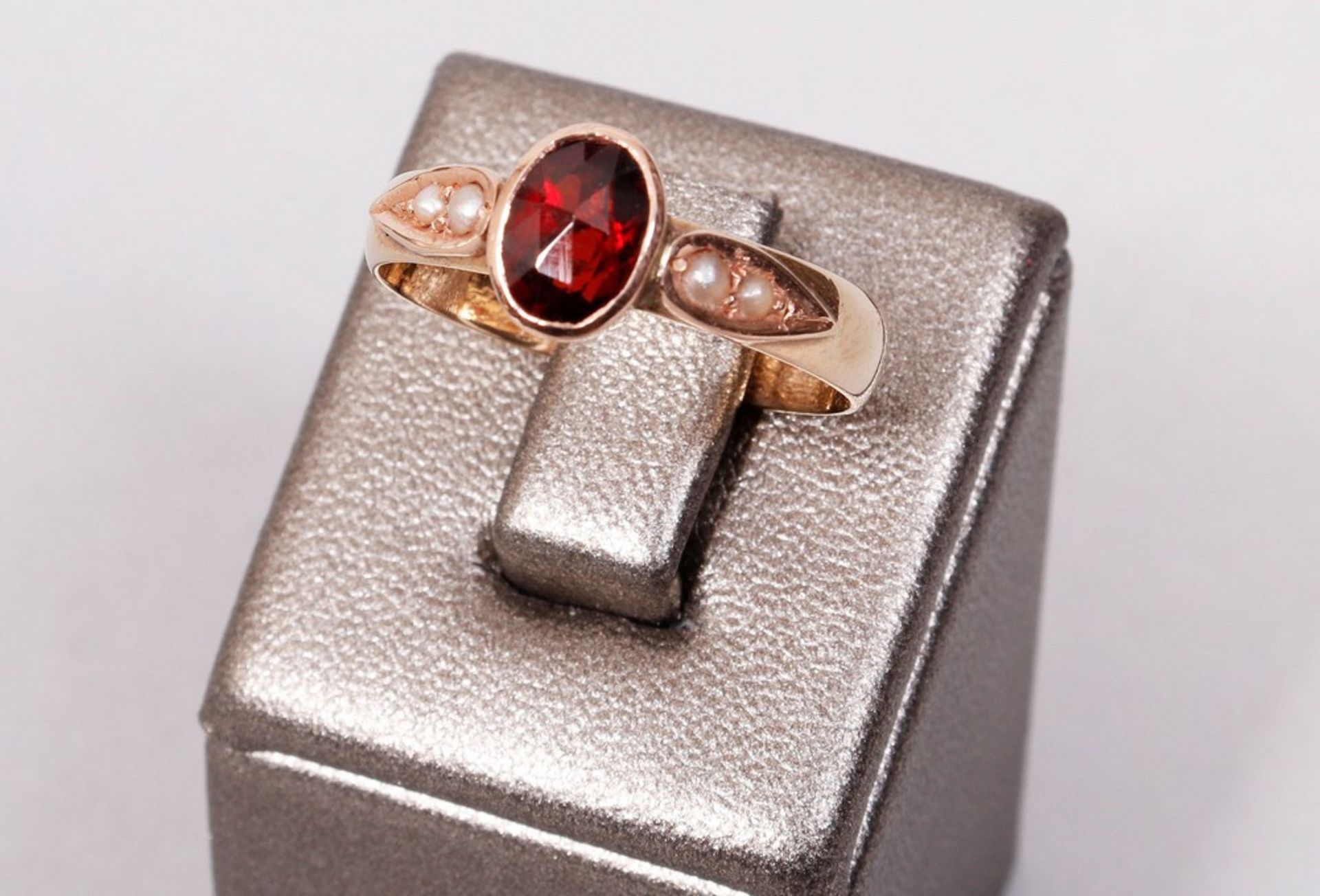 Ring, 585 red gold, set with an oval garnet stone - Image 2 of 3