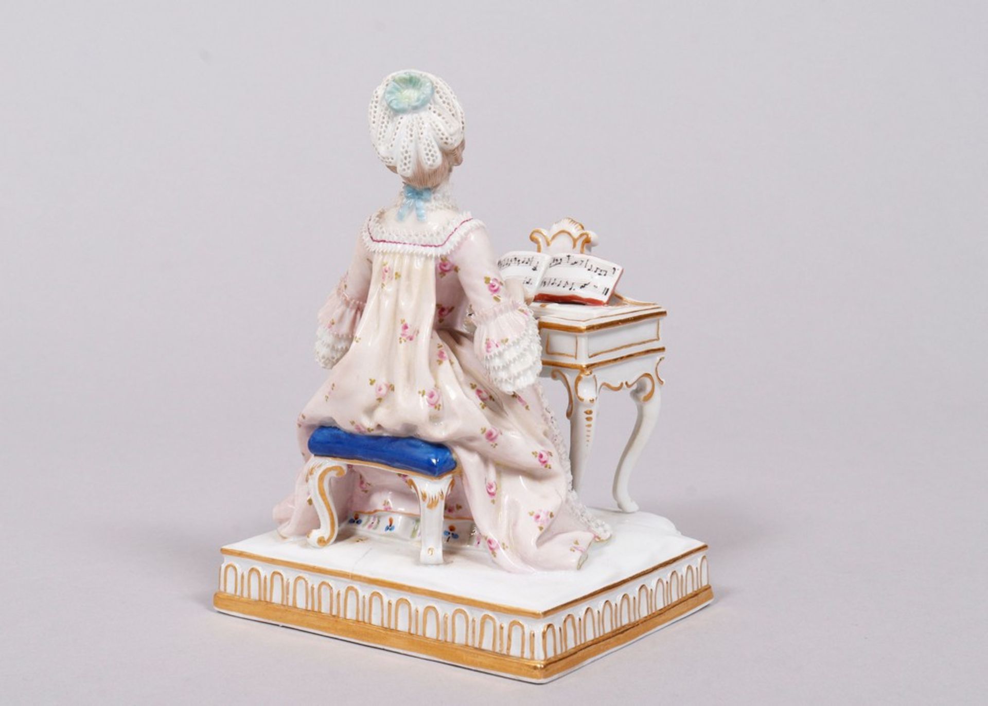 "Das Gehör", Entwurf Johann Carl Schönheit (1730 - 1805), Meissen, Ende 19.Jh. Porzellan, polychrom - Bild 5 aus 9