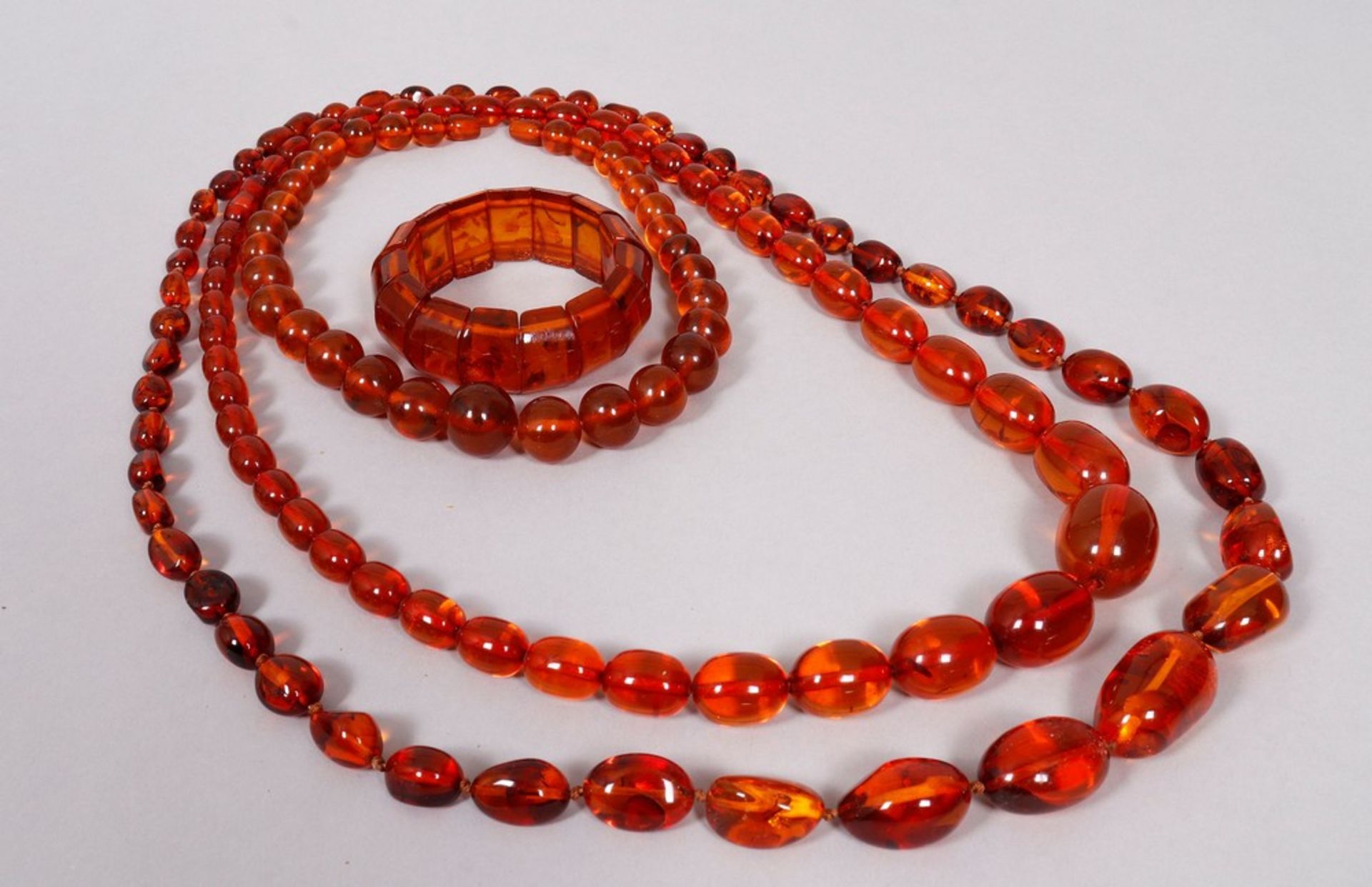 8 amber necklaces and 2 bracelets - Image 2 of 5