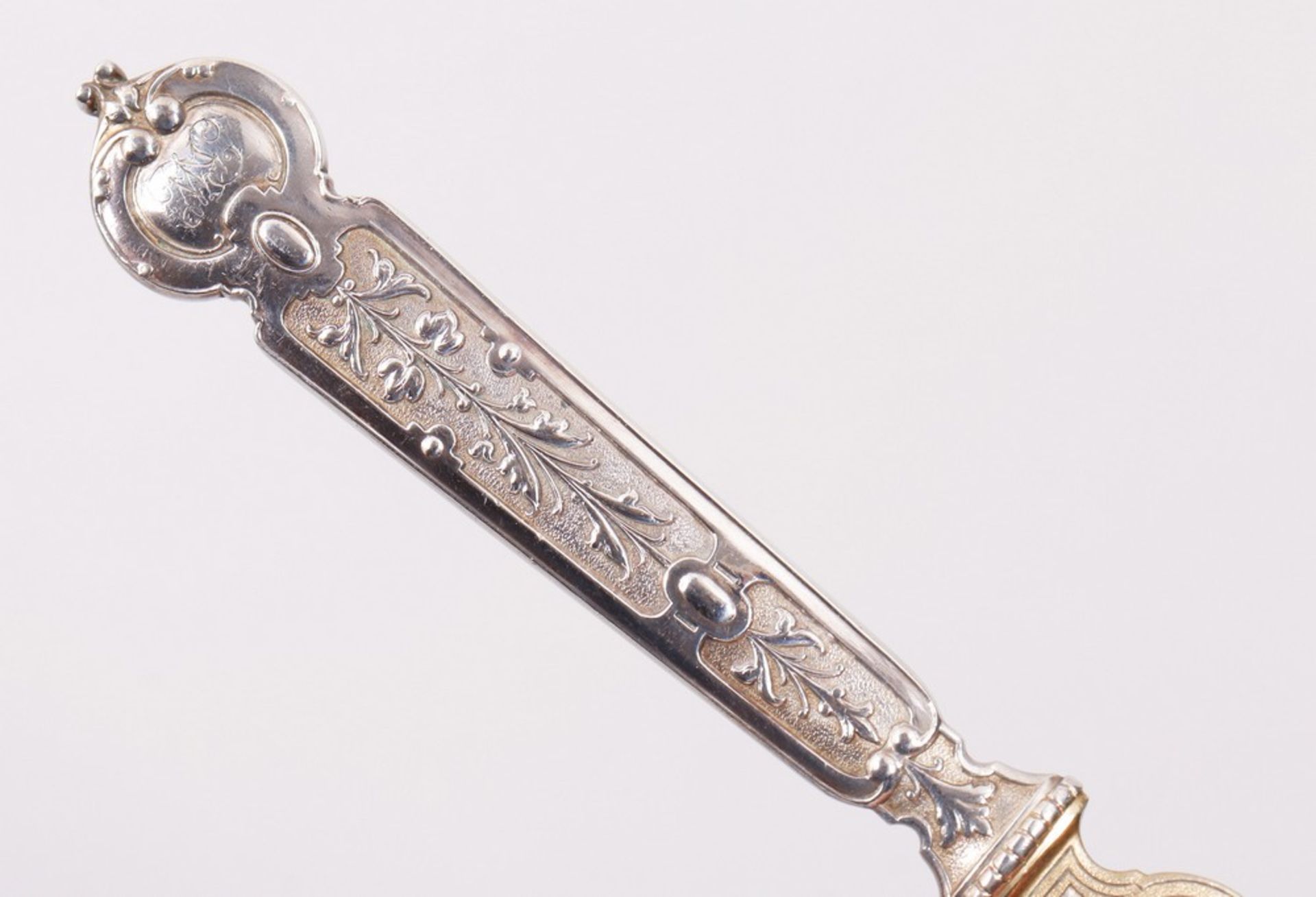 12 Historicism fruit knives in case, 750 silver, partially gilt, probably German, late 19th C. - Image 5 of 7