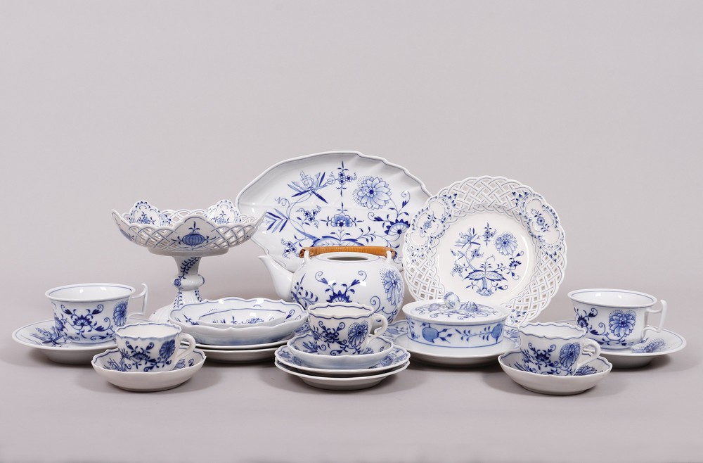 Mixed lot of porcelain, Meissen, decor "onion pattern", 20th C./some c. 1900