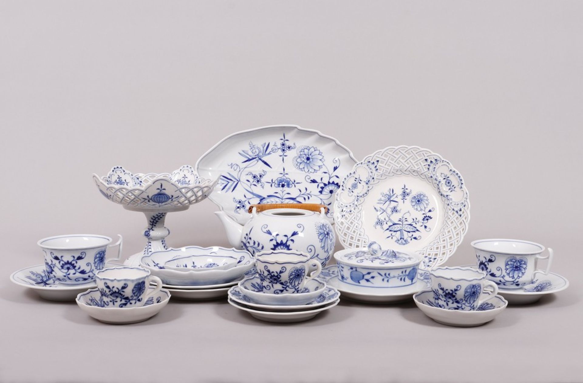 Konvolut Porzellan, Meissen, Dekor "Zwiebelmuster", 20.Jh./ vereinzelt um 1900