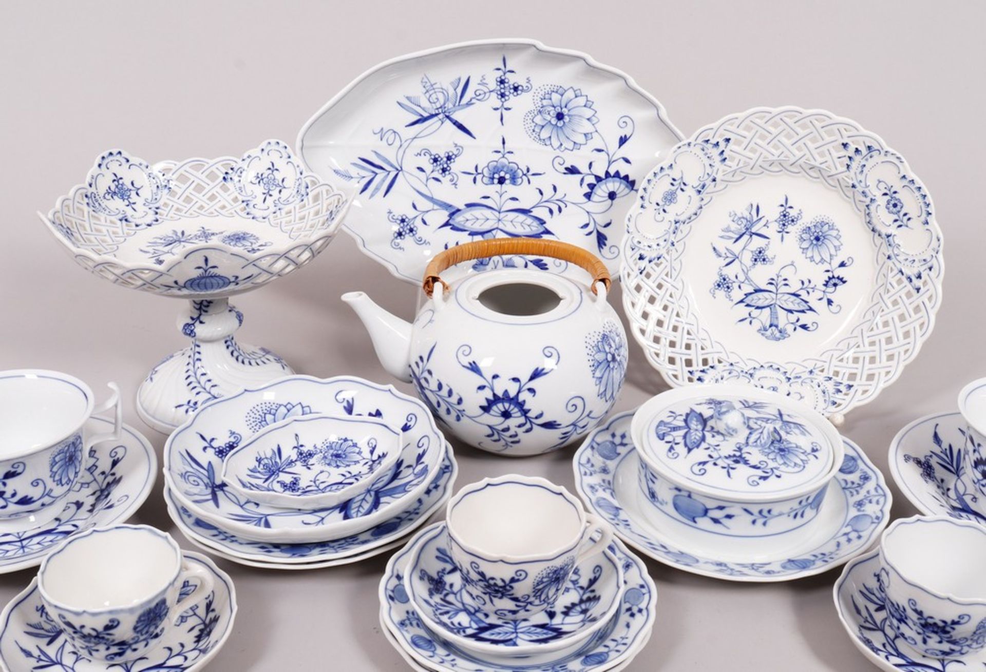 Mixed lot of porcelain, Meissen, decor "onion pattern", 20th C./some c. 1900 - Image 2 of 11