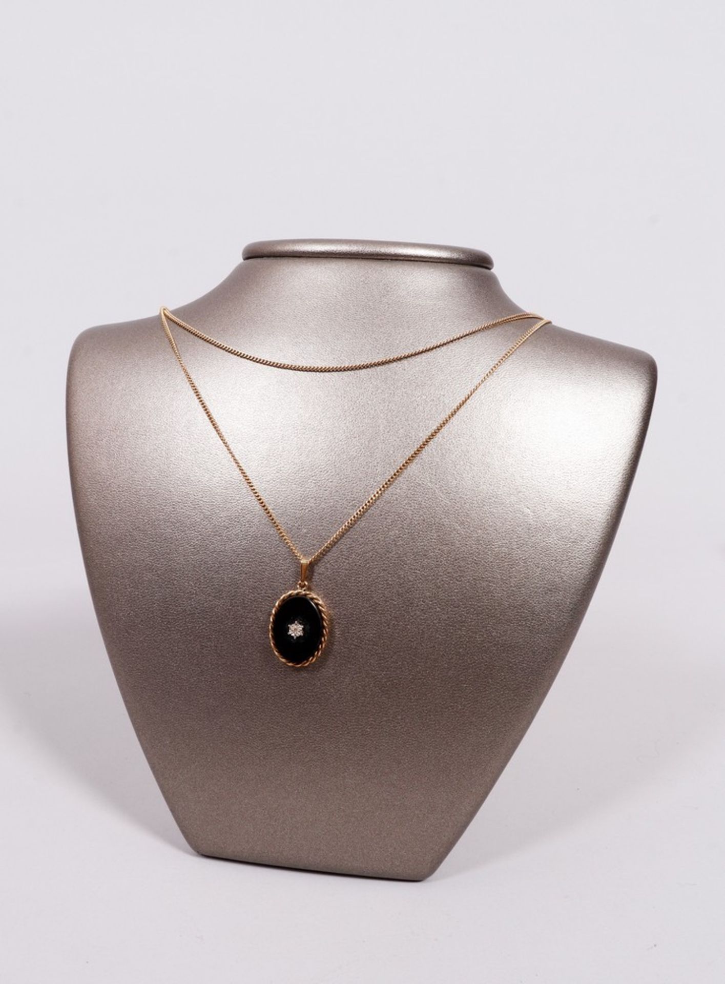 Chain with onyx pendant, 333/585 yellow gold, 20th C.