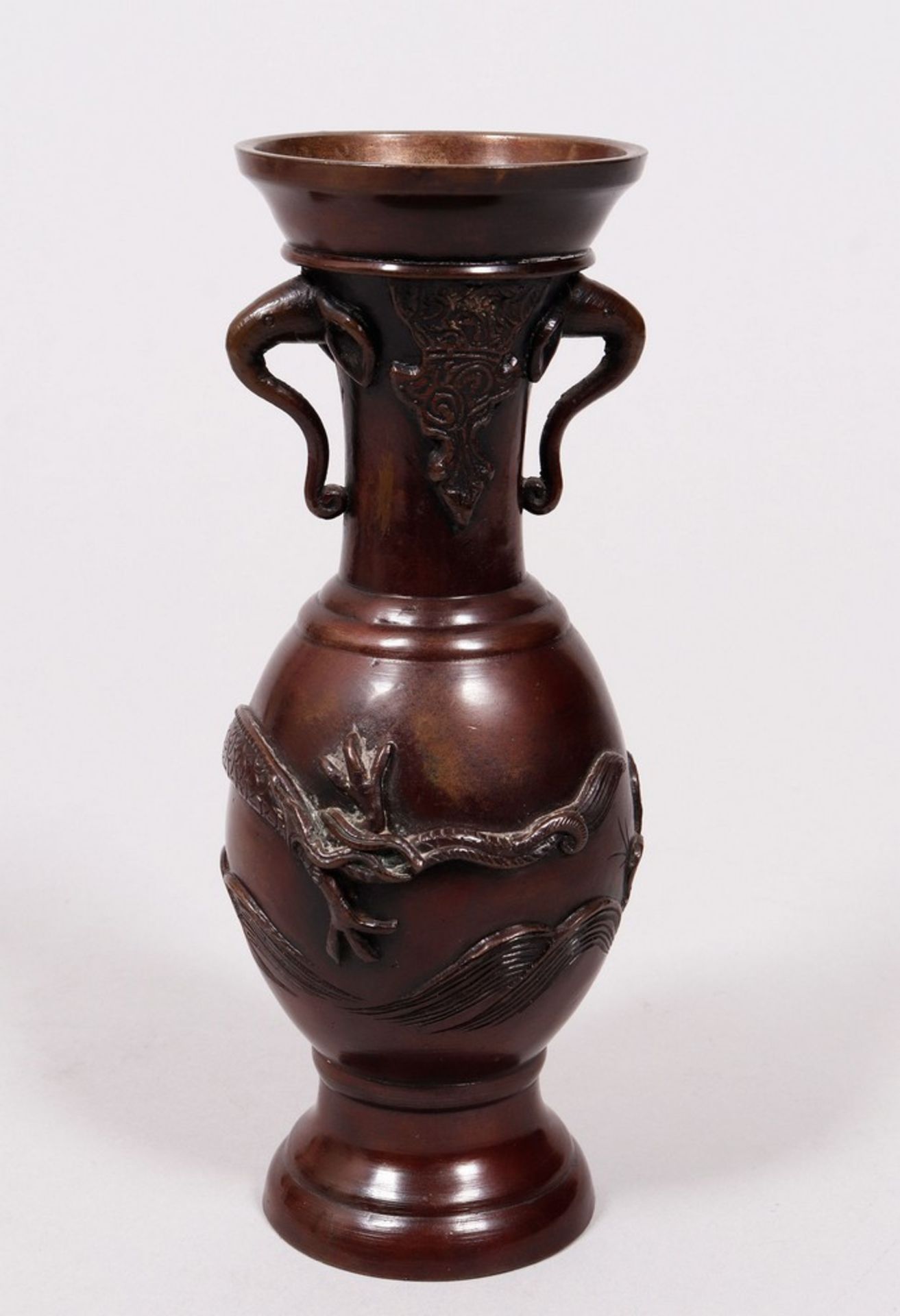 Kleine Doppelhenkel-Vase, China, um 1900/20  - Bild 2 aus 7