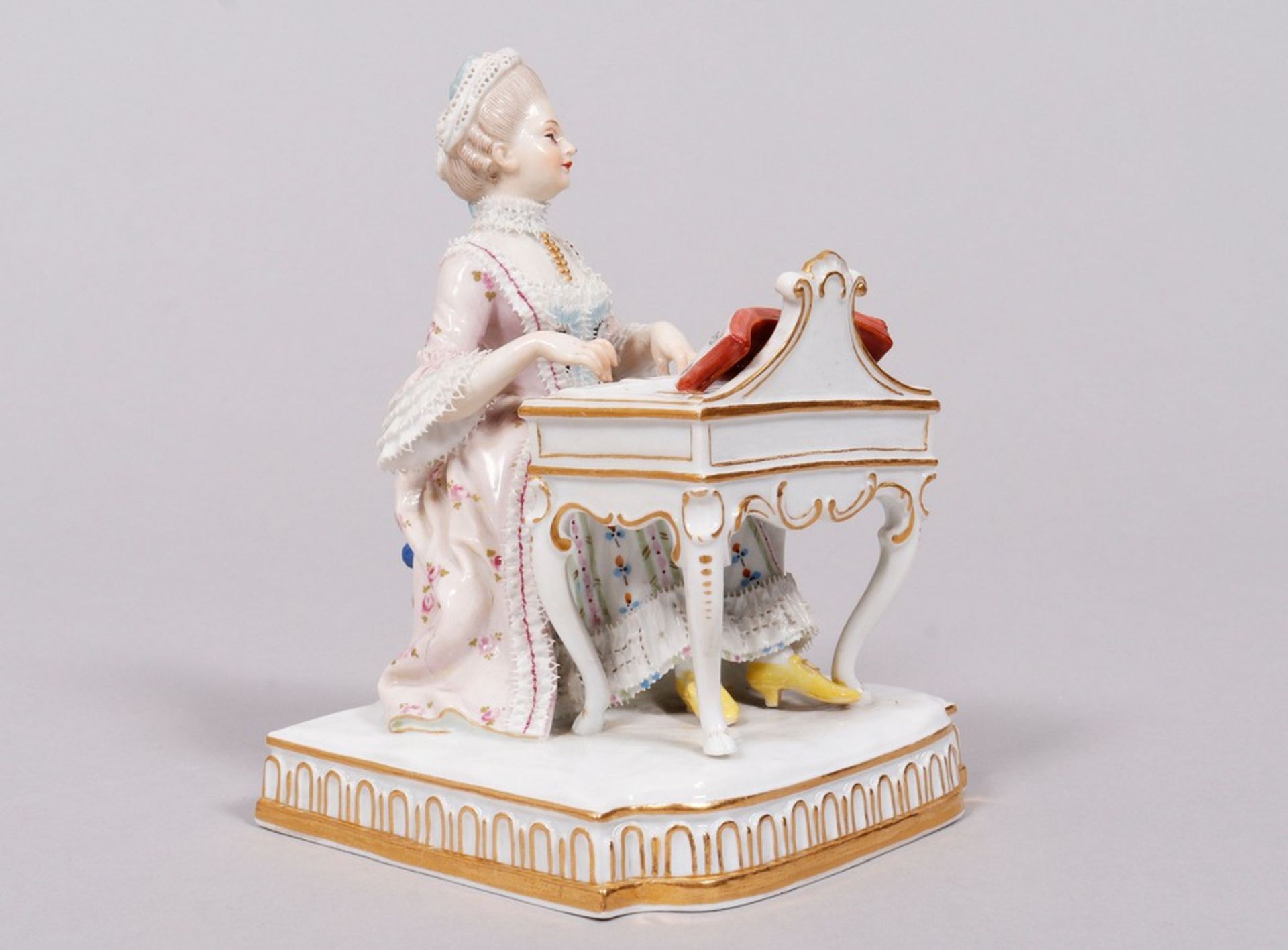 "Das Gehör", Entwurf Johann Carl Schönheit (1730 - 1805), Meissen, Ende 19.Jh. Porzellan, polychrom - Bild 3 aus 9