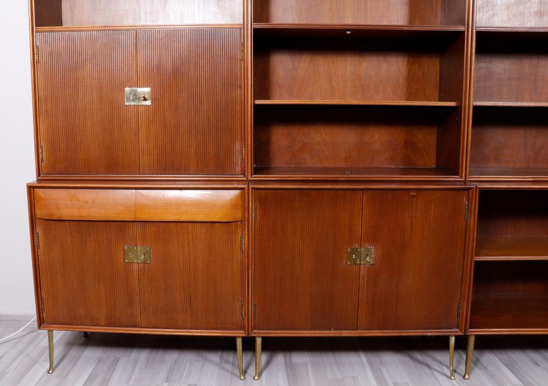 Shelving system, probably Italy, 1950s, 8 pieces - Image 6 of 6