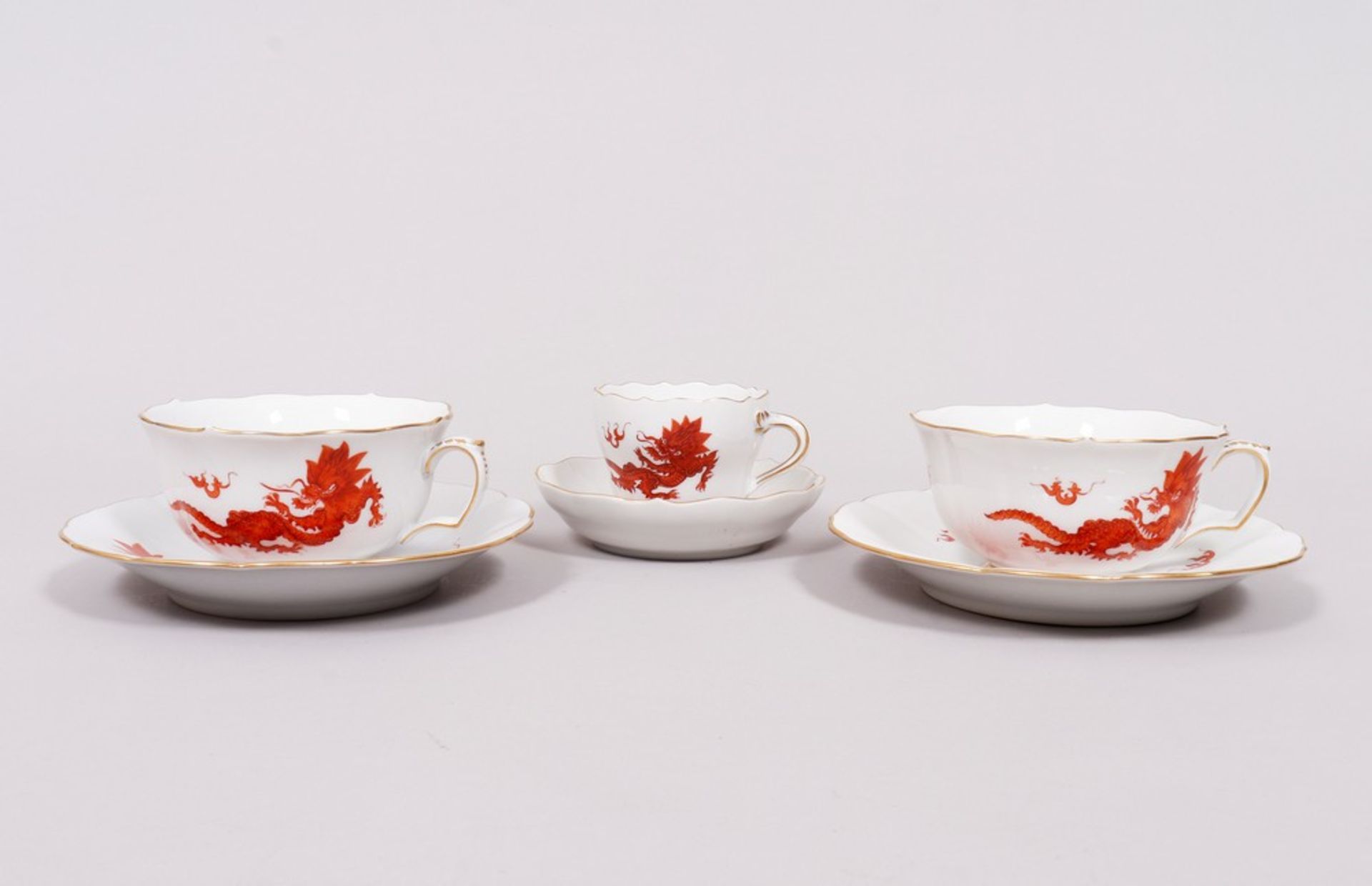 Konvolut Porzellan, Meissen, Form "Neuer Ausschnitt", Dekor "Ming-Drache Rot", 20.Jh., 1./2./3. Wah - Image 4 of 5