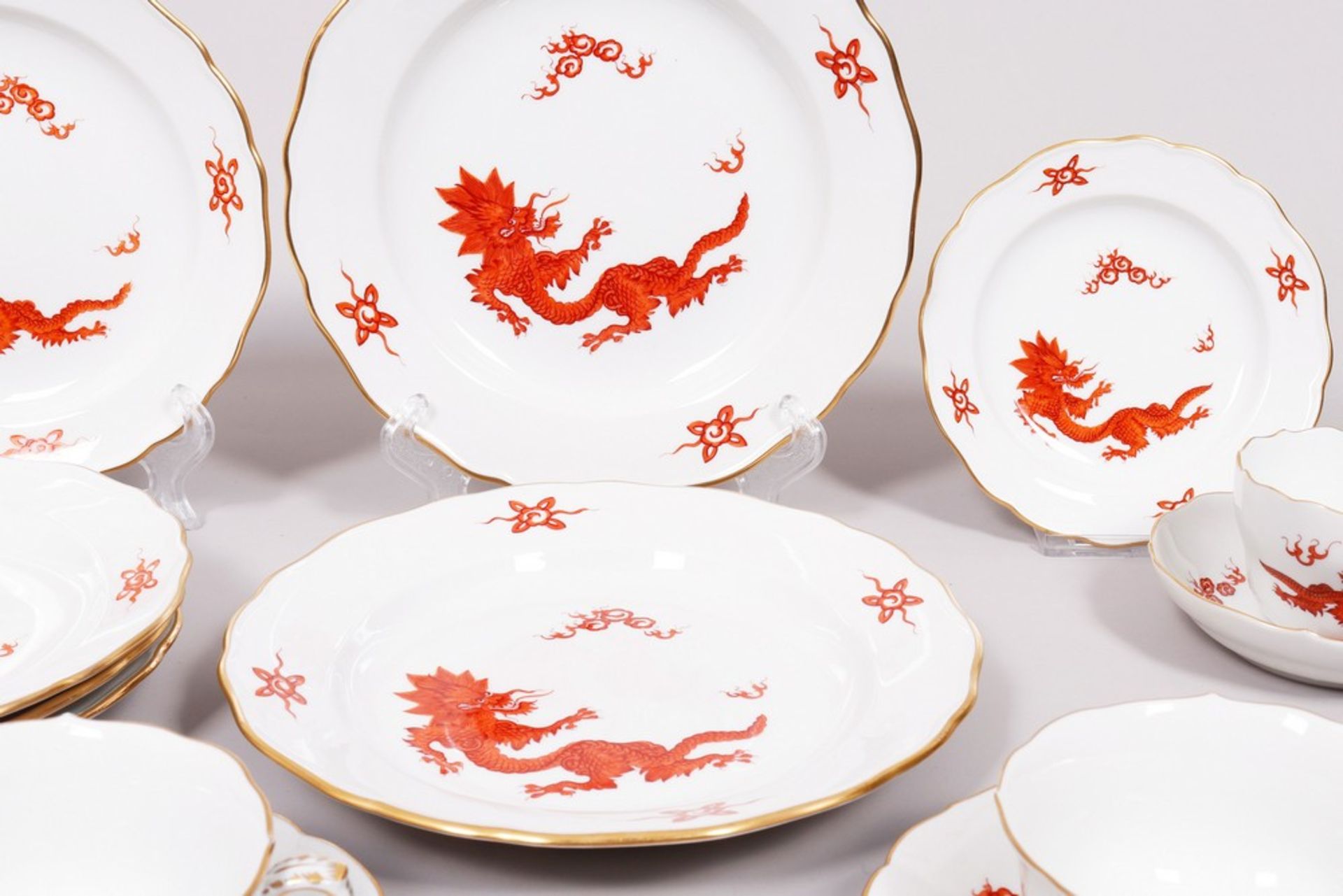 Konvolut Porzellan, Meissen, Form "Neuer Ausschnitt", Dekor "Ming-Drache Rot", 20.Jh., 1./2./3. Wah - Bild 2 aus 5