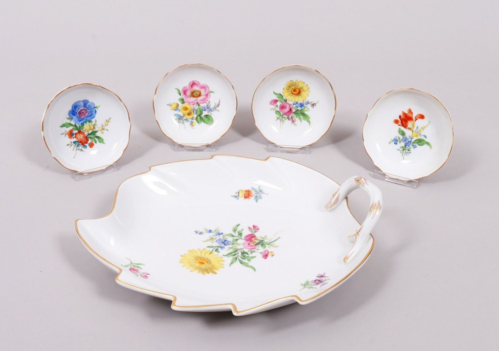 Blattschale und 4 Konfektschälchen, Meissen, Form "Neuer Ausschnitt", Dekor "Deutsche Blume", 2. Hä