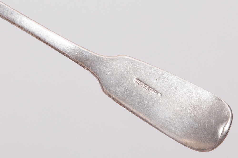 Pair of serving spoons, silver, probably Heinrich Nikolaus Lohmeyer, Bergedorf, 19th C. - Image 3 of 3