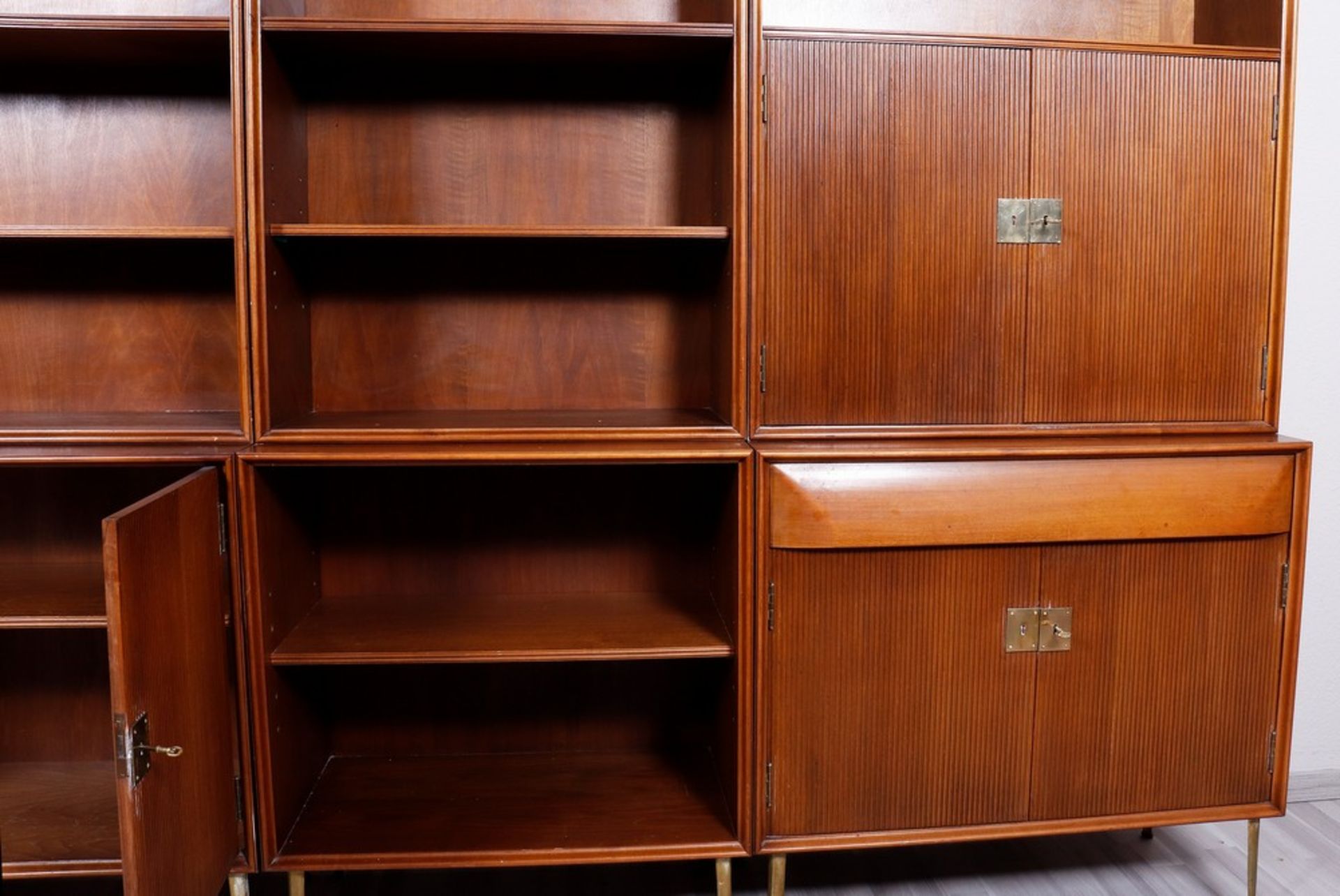 Shelving system, probably Italy, 1950s, 8 pieces - Image 3 of 6