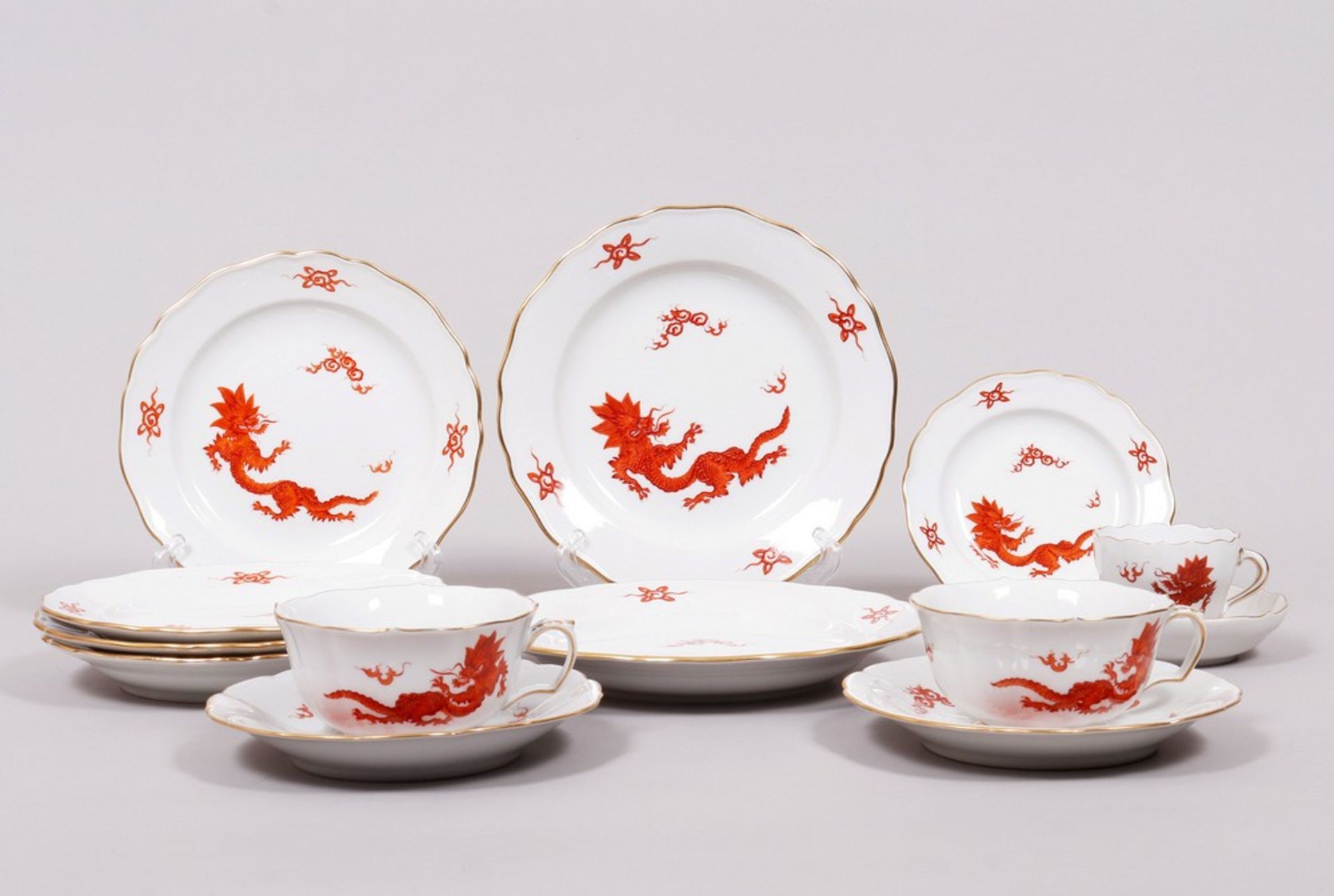 Konvolut Porzellan, Meissen, Form "Neuer Ausschnitt", Dekor "Ming-Drache Rot", 20.Jh., 1./2./3. Wah