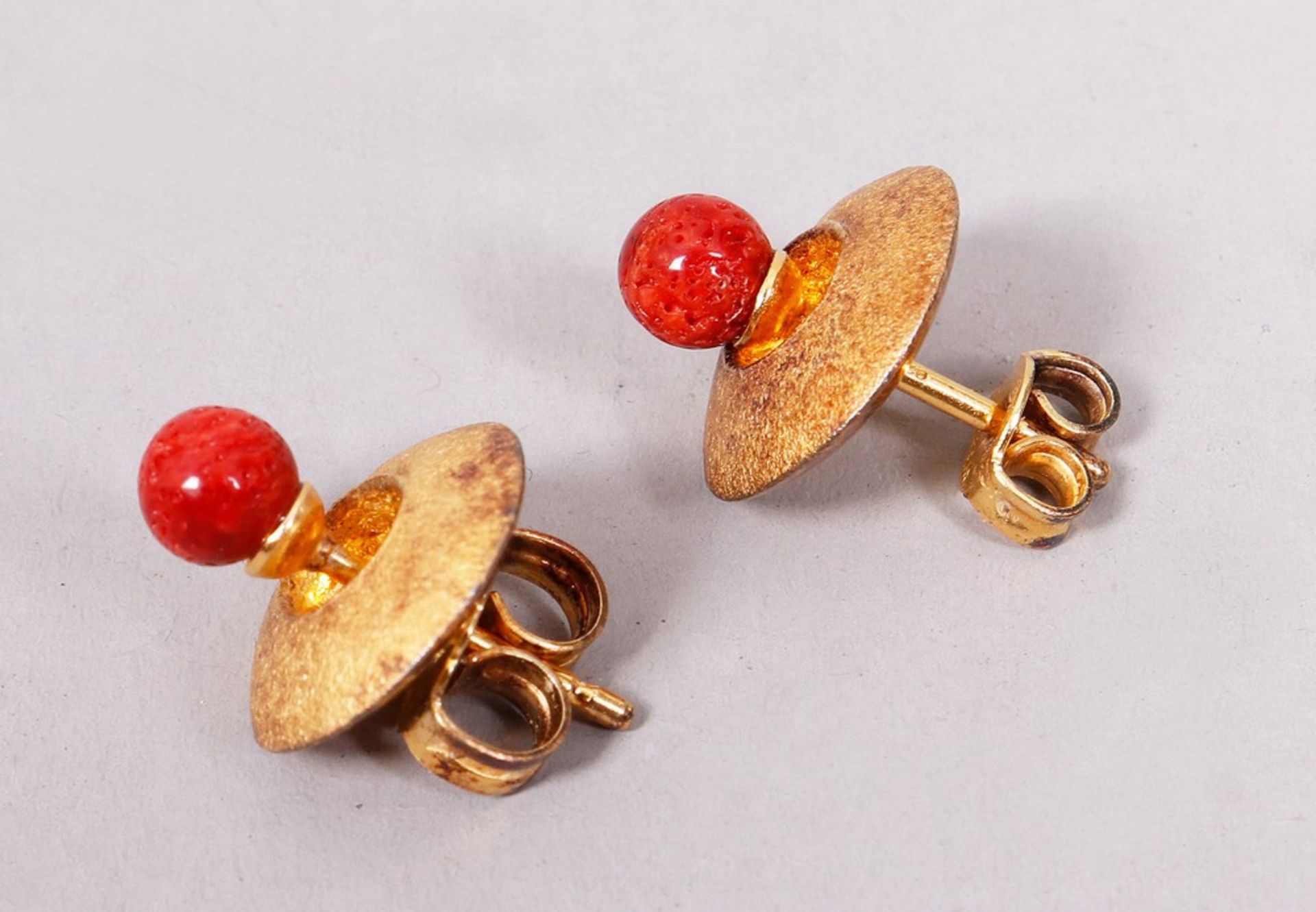 Pair of mid-century ear studs, 925 silver, gold-plated, c. 1950 - Image 2 of 3