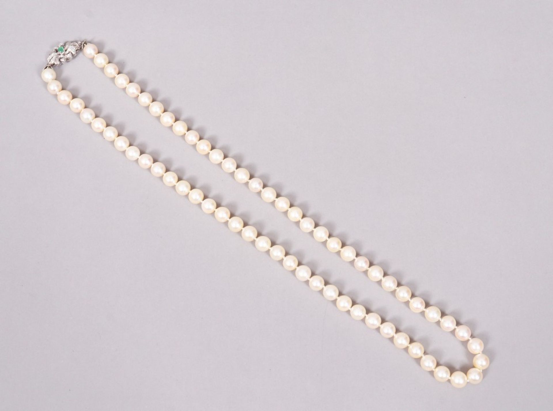 Pearl necklace, 750 white gold clasp, Italy, mid 20th C. - Image 2 of 4