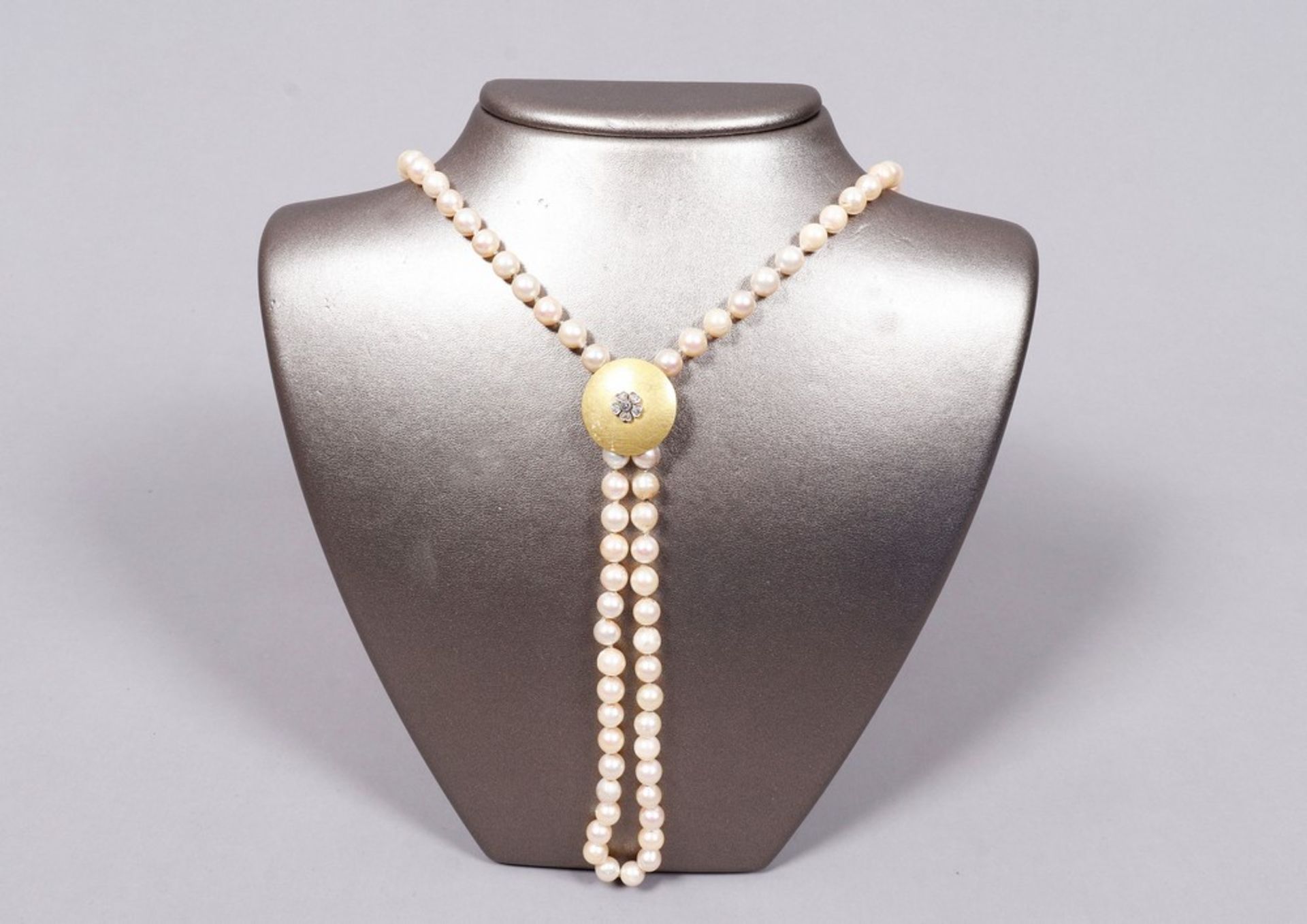 Long pearl necklace 