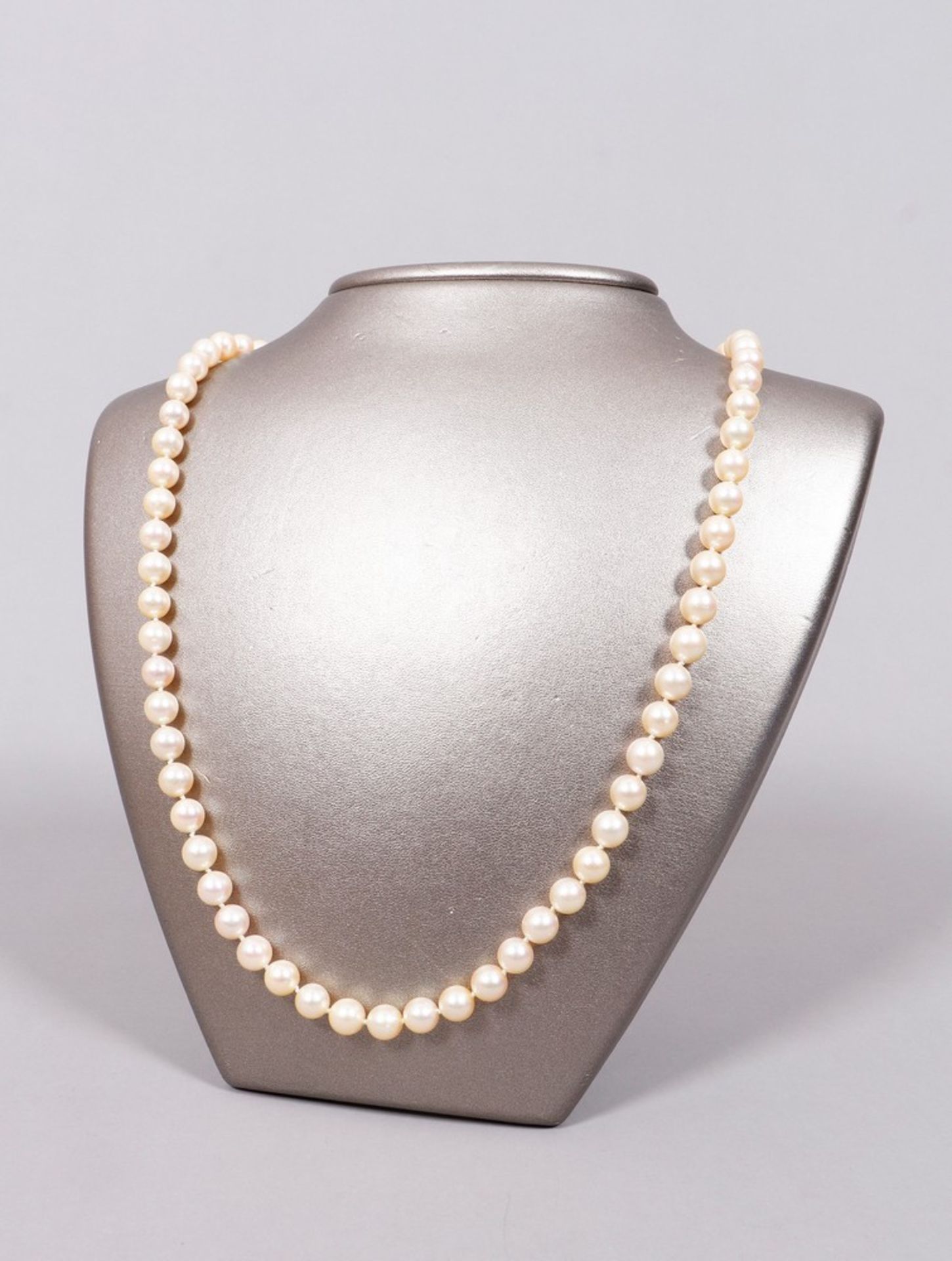 Pearl necklace, 750 white gold clasp, Italy, mid 20th C.