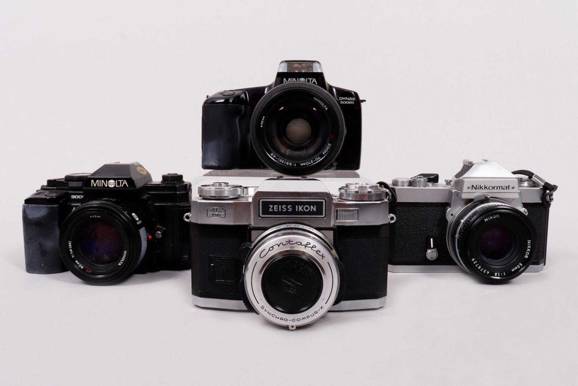 3 various SLR cameras with accessories, Nikon/Zeiss/Minolta, 20th C. - Image 2 of 11