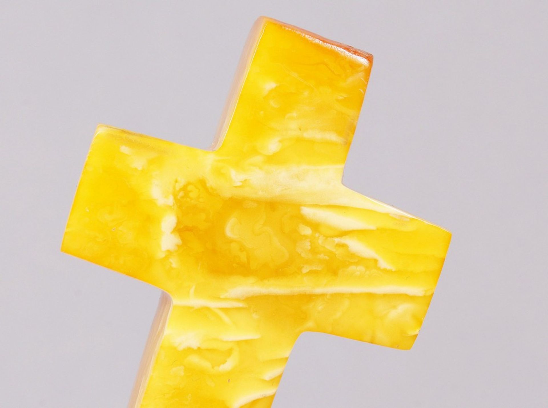Crucifix, amber, 20th C. - Image 2 of 4