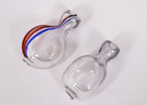 Paar Snuffbottles, sog. "Bixl", transparente Schnupftabakfläschchen mit farbigen Einschlüssen, südd