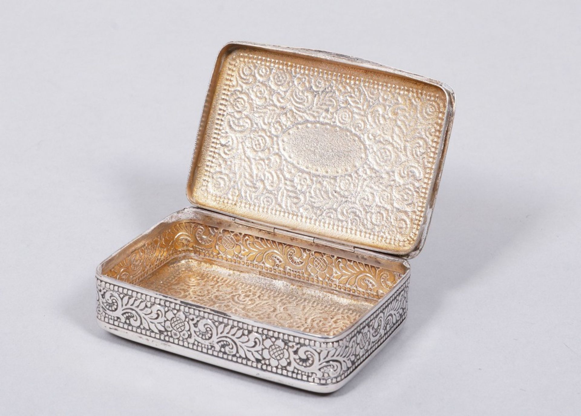 Kleine Deckeldose, 800er Silber, partiell vergoldet, deutsch, Anfang 20.Jh.  - Bild 3 aus 4