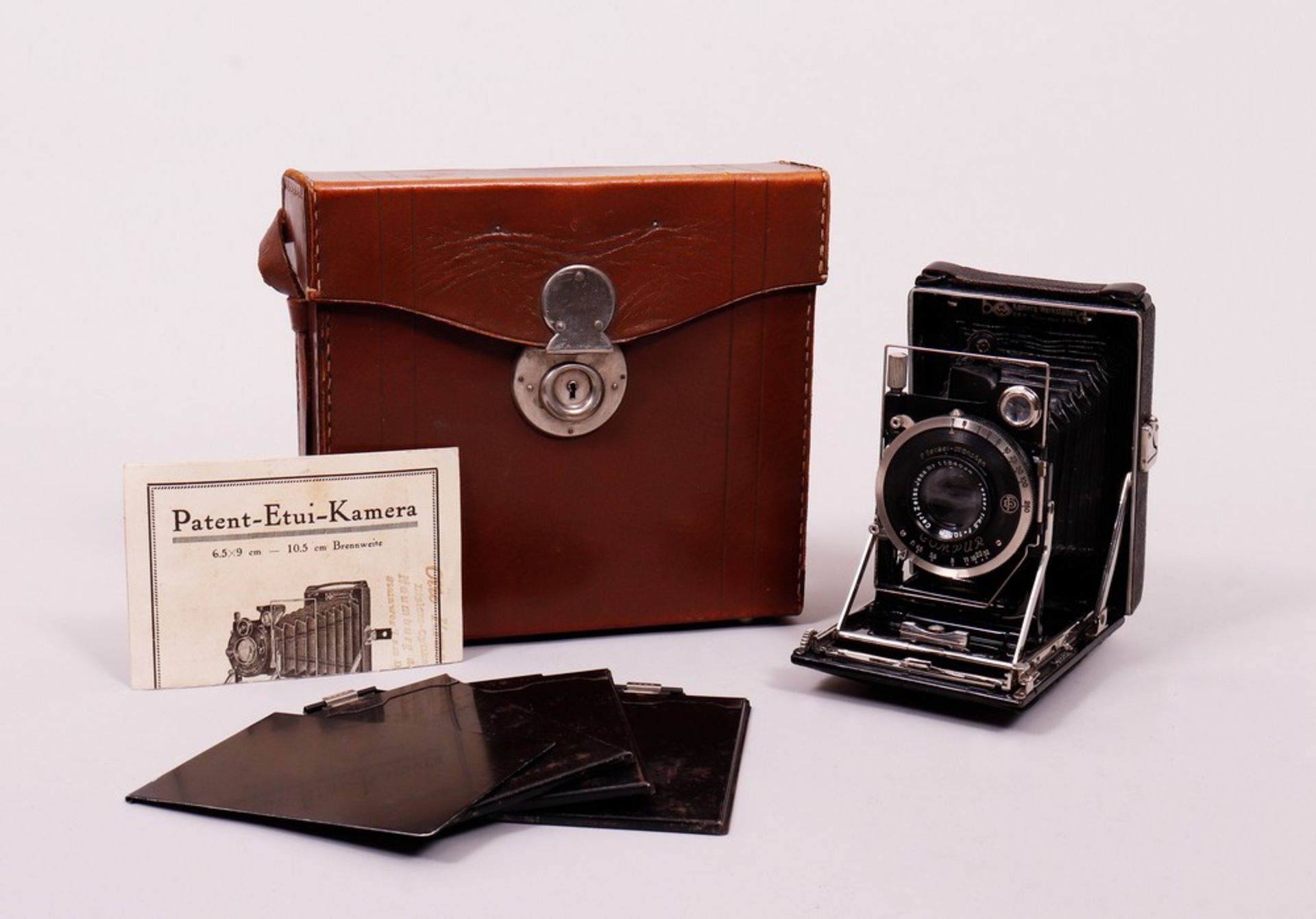 Small plate camera in case, K.W. Camera workshop Guthe & Thorsch, Dresden, c. 1930