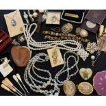 A selection of vintage costume jewellery, to include necklaces, brooches and ladies and gents