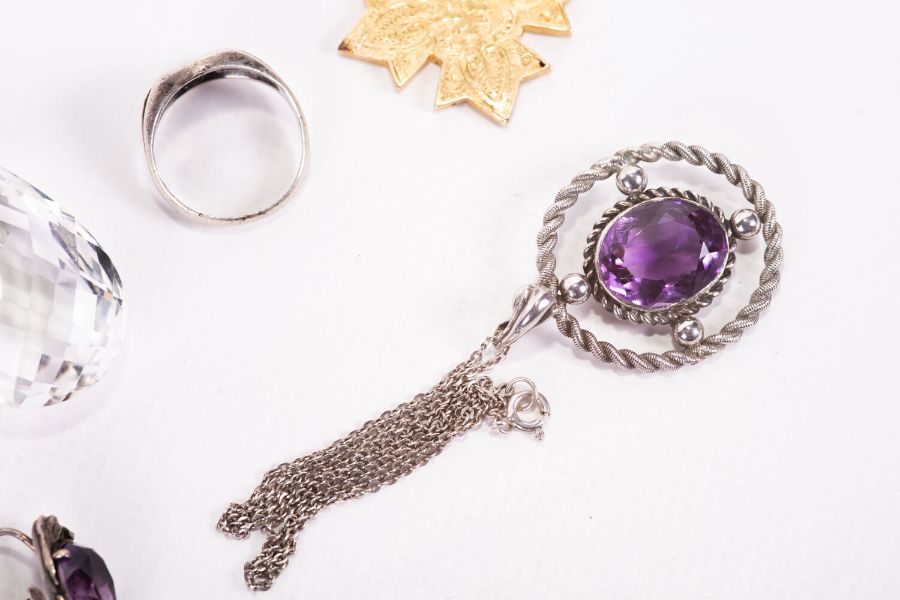 A collection of vintage and antique jewellery to include items of silver and gilded jewellery. - Image 4 of 6