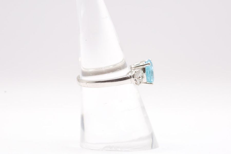 An electric blue Apatite and diamond dress ring in 18ct gold. Hallmarked for Birmingham and with - Image 4 of 6