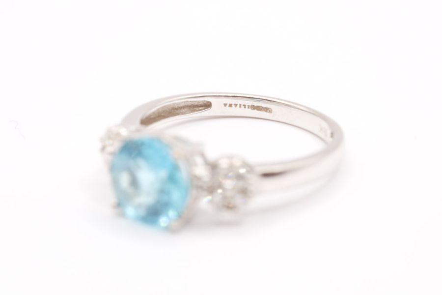 An electric blue Apatite and diamond dress ring in 18ct gold. Hallmarked for Birmingham and with - Image 6 of 6