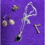 A collection of 9ct gold jewellery to include a sapphire and diamond pendant on a 9ct white gold