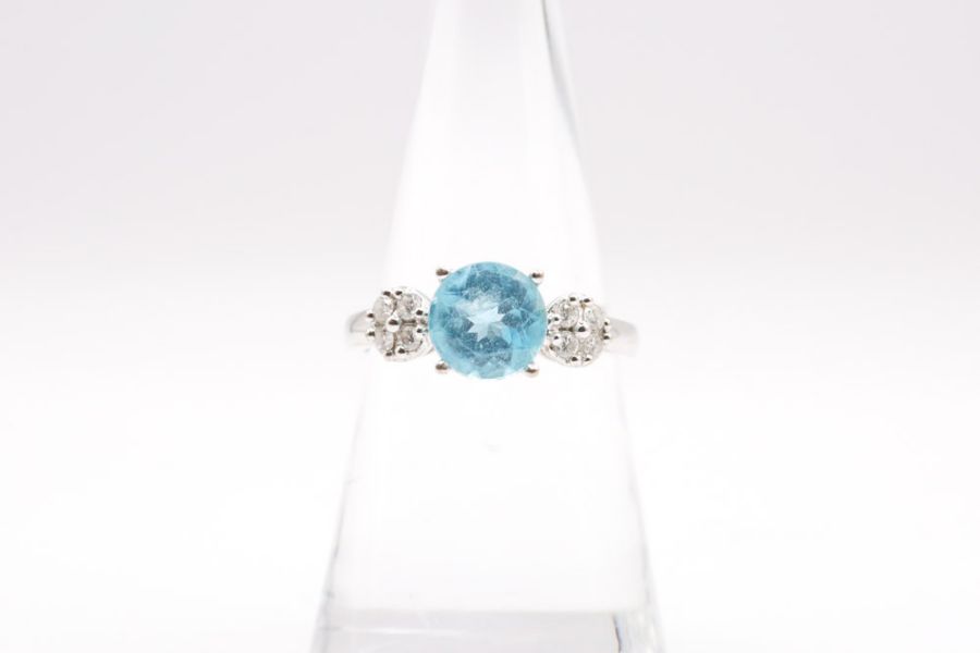 An electric blue Apatite and diamond dress ring in 18ct gold. Hallmarked for Birmingham and with - Image 5 of 6