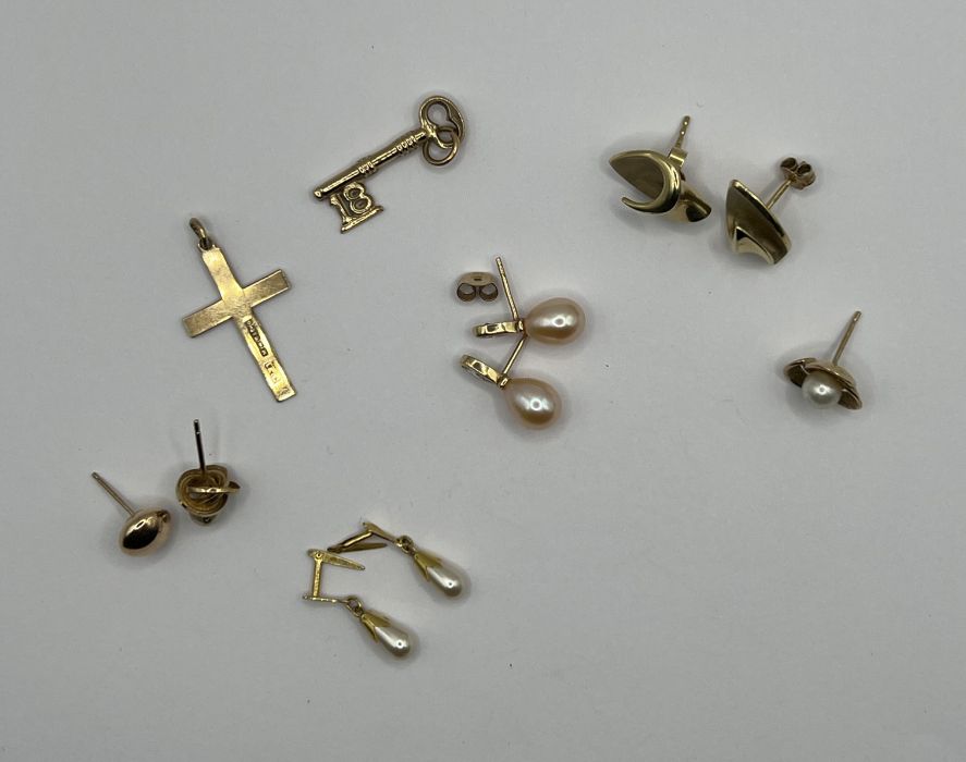 A pair of 9ct gold organic fold ear studs, along with a 9ct gold cross, a 9ct gold "18" key plus two - Image 2 of 2