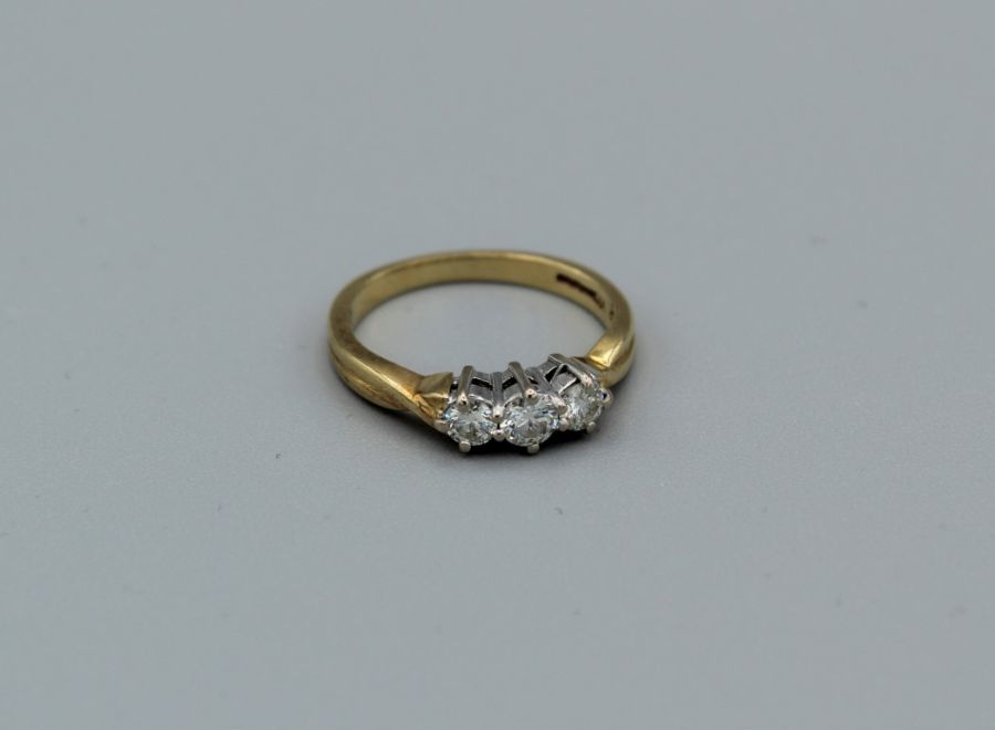 An 18ct threestone diamond ring, 3.8gm approx