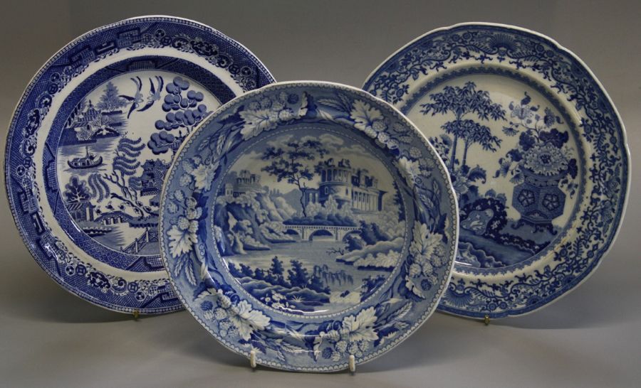 An early 19th century blue and white pottery plate, printed underglaze with an Italianate