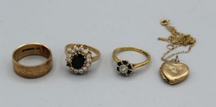 A selection of gold jewellery comprising a 9ct gold decorative wedding band, approximately 4 gms,