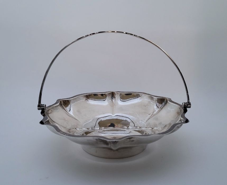 A silver swing handled circular basket, by Cooper Brothers & Sons Ltd, Sheffield 1917, with hexafoil