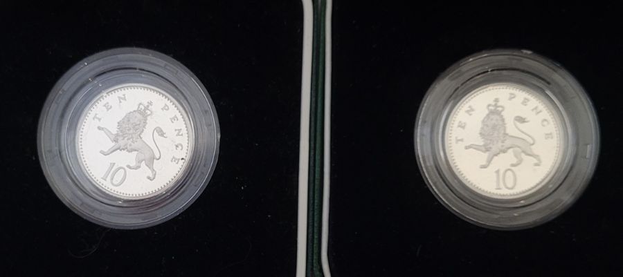 An Elizabeth II Bank of England/Royal Mint 1992 Commemorative set, containing the New £10 Banknote - Image 3 of 3