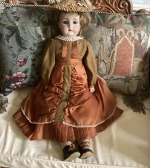 Antique shoulder head doll marked 499 10 bisque with hairline on Forehead  detailed bisque hands( - Bild 2 aus 2