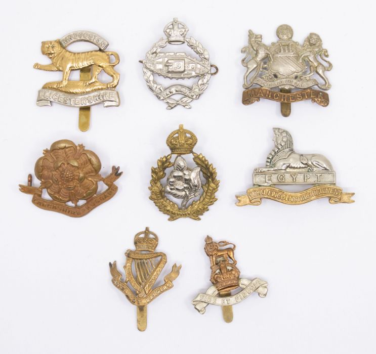 A selection of WWI / WWII and later British cap badges, including a bi metal Royal Lincolnshire