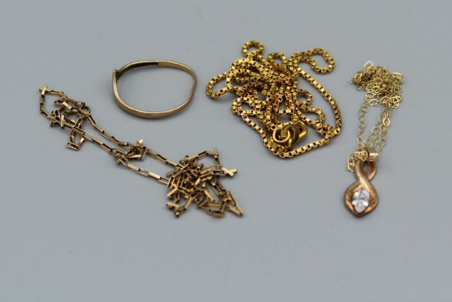 A selection of 9ct gold and yellow metal jewellery comprising a hallmarked complete box chain , a