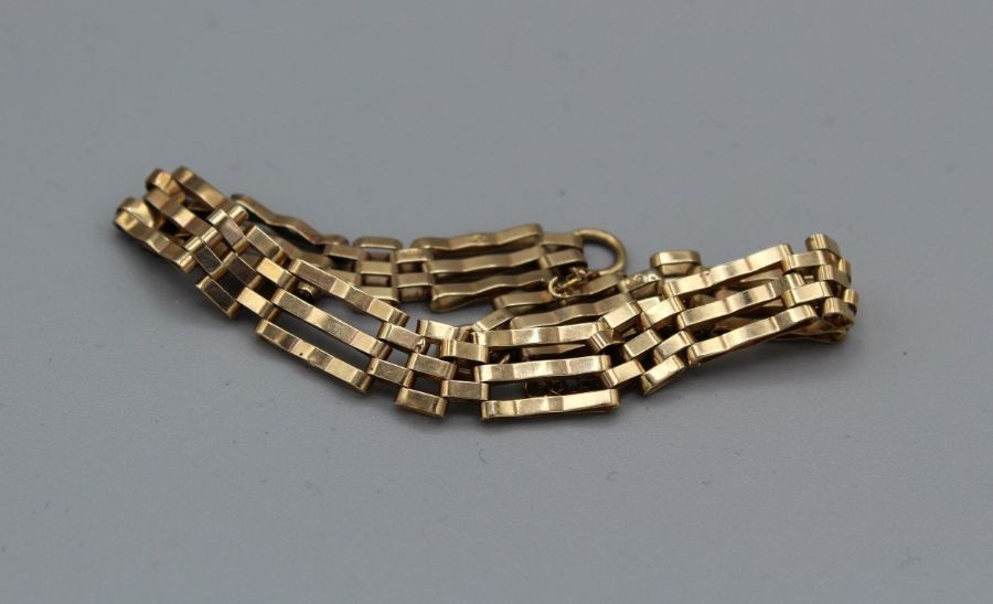 A 9ct gold gate bracelet (missing clasp). Approximate weight 10.4gm