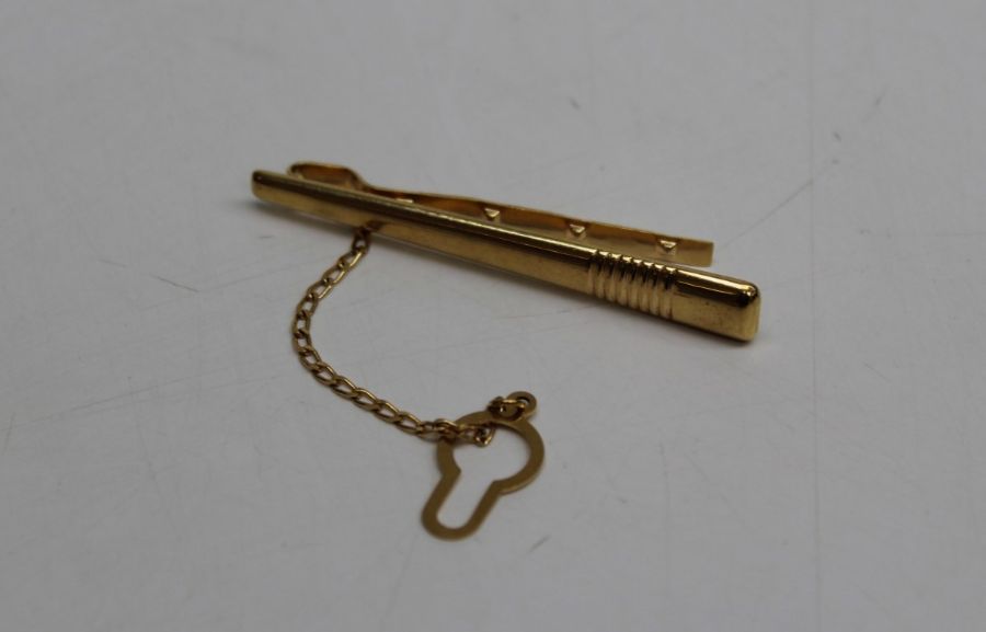 A 9ct gold bar tie pin with safety chain. approximate weight 3.6gm