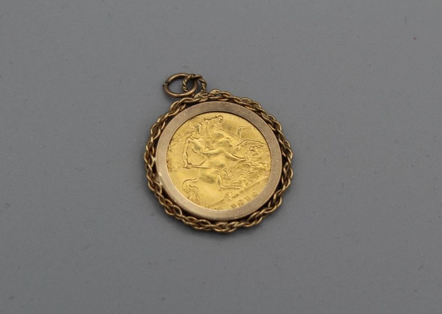 A George V half sovereign, dated 1913, in a 9ct gold mount. Gross weight approximately 5.5gm