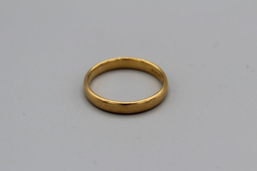 A 22ct gold wedding band, hallmarked London 1956, weight approximately 3.2gm, size K