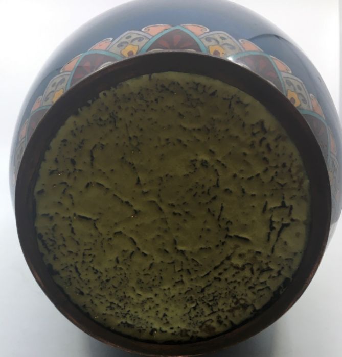 A Chinese cloisonné vase - Image 4 of 4