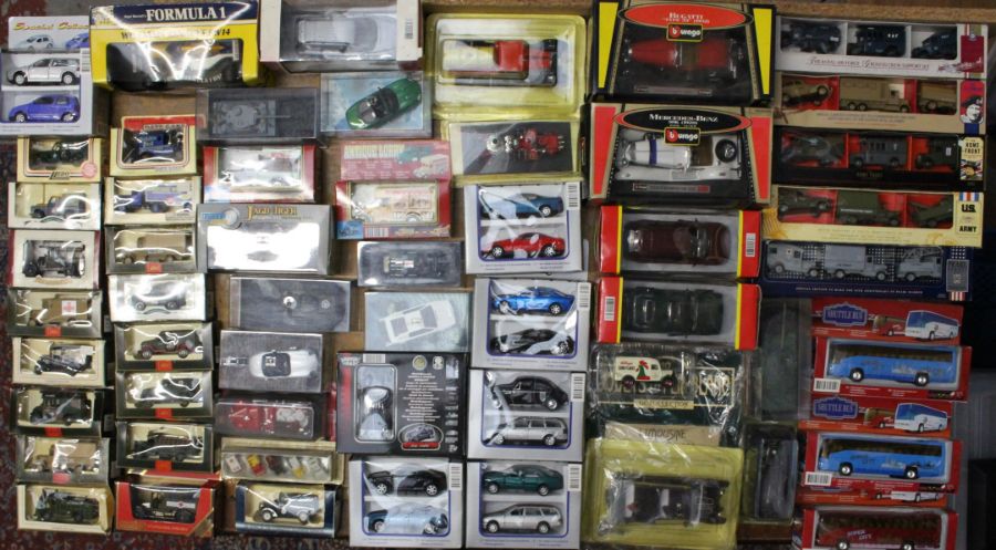 Diecast: A collection of assorted boxed modern diecast to include: Burago, Lledo Days Gone, and many