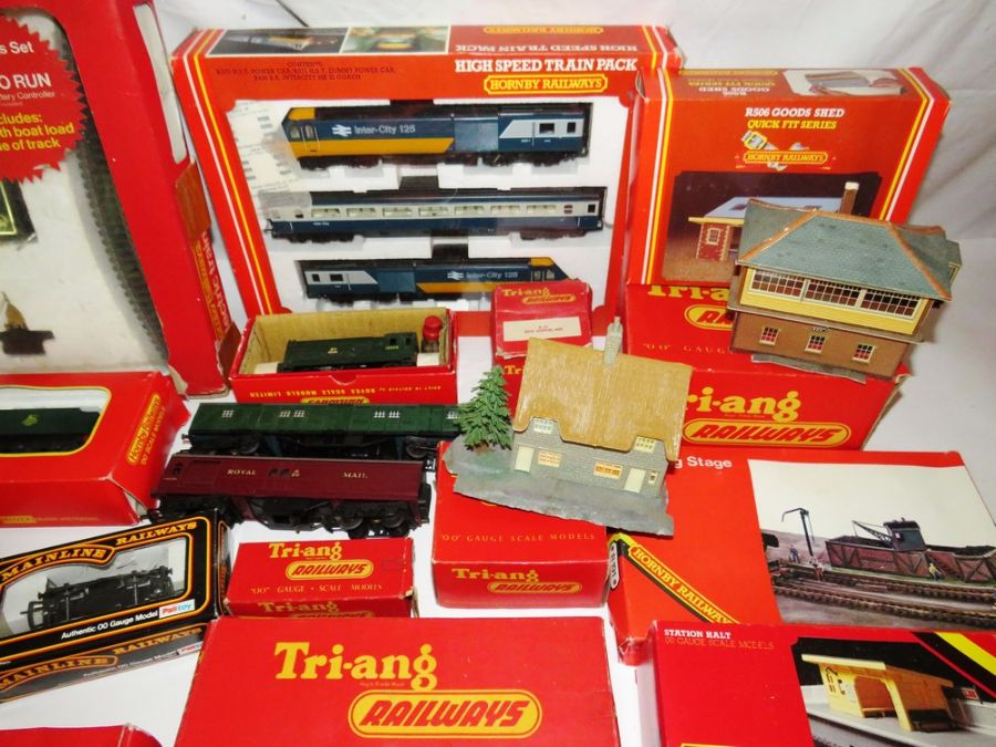 Hornby: A large collection of Hornby and Triang OO Gauge trains, carriages, sheds etc and rail - Image 3 of 4