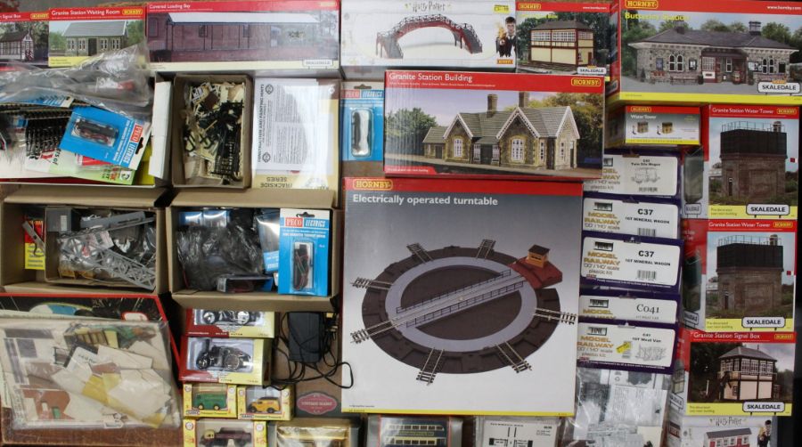 Model Railway: A collection of assorted boxed and unboxed model railway to include: various boxed