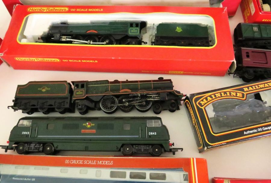 Hornby: A large collection of Hornby and Triang OO Gauge trains, carriages, sheds etc and rail - Image 2 of 4